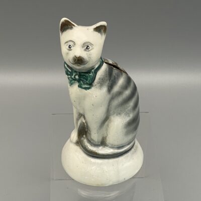 Grau-getigerte Katze mit grüner Schleife, sitzend. Manufaktur Coursange, Poët-Laval Frankreich, Spardose, 1900