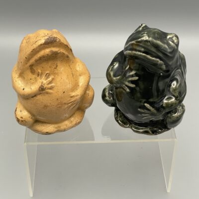 Zwei Frösche als Spardosen, Keramik, Barbotine, Frankreich, um 1910/20