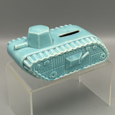 Erster Weltkrieg: Keramik-Spardose in Form eines Panzers (Faïencerie Coursange, Poët Laval, Frankreich)