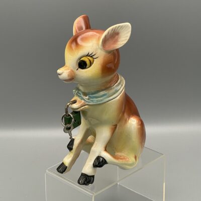 Bambi als Spardose, Feine Keramik, polychrom bemalt. Um 1950. Zweiteilig, mit Schloss & Schlüssel