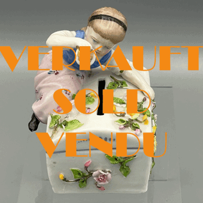 Sehr seltene Spardose, Mädchen auf Truhe wirft Goldmünze ein. Ernst Bohne & Söhne, Rudolstadt, Thür. um 1910