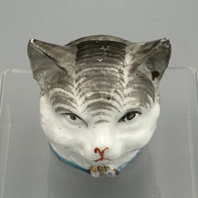 Katzenkopf aus fein bemaltem Porzellan als Spardose. Spätes 19. Jahrhundert, England. Selten!