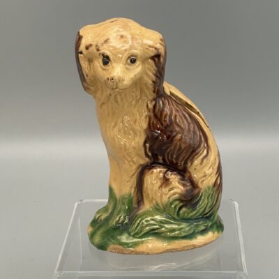 Sparschwein aus Keramik in Form eines Hundes, vermutlich Bornholm, Dänemark, 19. Jahrhundert.