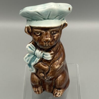 Stehender Hund, Bulldogge, mit Hut und Schleife - Antike Spardose aus Keramik von Fives, Lille (Frankreich)
