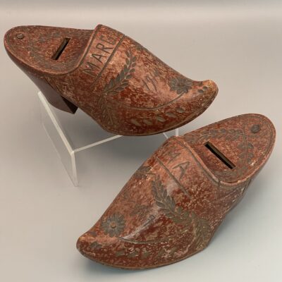 Zwei uralte Spardosen (1917), geschnitzte Holzschuhe, Irma & Marguerite - Selten!