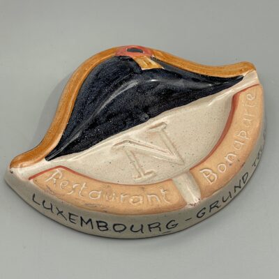 Restaurant Napoleon Bonaparte Luxemburg, Reklameascher aus teils glasiertem Ton in Zweispitz-Form