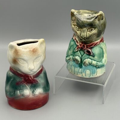 Miaou - Zwei lustige antike Kater (Katzen) aus polychrom glasiertem Steinzeug als Spardose, Frankreich um 1900