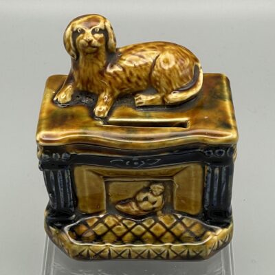 Figur eines Hundes, liegend auf einem Kamin-Sims, Keramik-Spardose, Frankreich um 1900