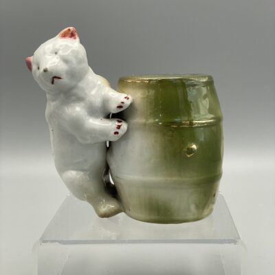 Eisbär an Fass gelehnt, Porzellanfigur (Spardose), verm. Deutschland, frühes 20. Jahrhundert