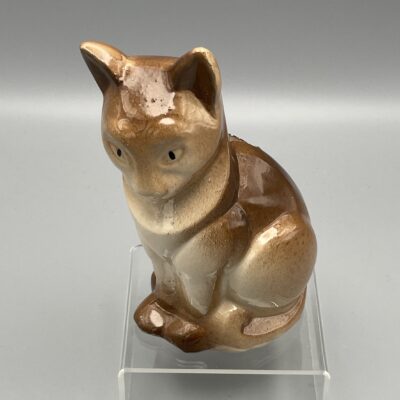 Braun-weiße Katze, sitzend - Spardose aus Keramik, Majolica von Saint-Clément, 1920er Jahre