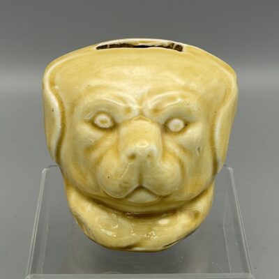 Hund, wohl Mops, als Spardose. Seltene Keramik-Figur, Frankreich, 19. Jahrhundert.
