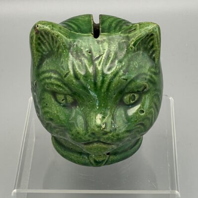 Katze, Katzenkopf: Uralte Spardose aus grün glasierter Keramik, wohl Frankreich, 19. Jahrhundert