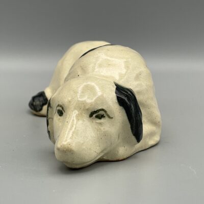 Lang ausgestreckter, liegender Hund. Uralte Spardose aus Keramik, um 1910/20