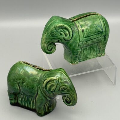 Zwei (2) antike Keramikfiguren, grün glasierte Elefanten, Frankreich, Spardosen, 19. Jahrhundert