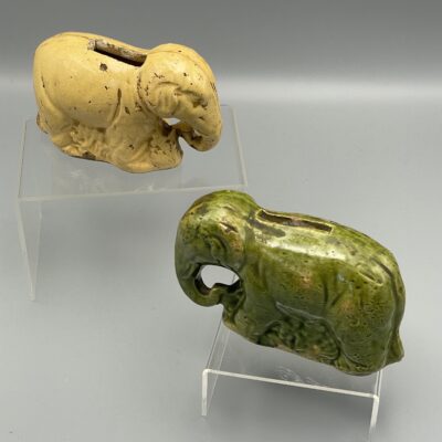 Zwei antike Keramikfiguren, Spardosen in Form eines Elefanten, wohl Frankreich, 19. Jahrhundert.