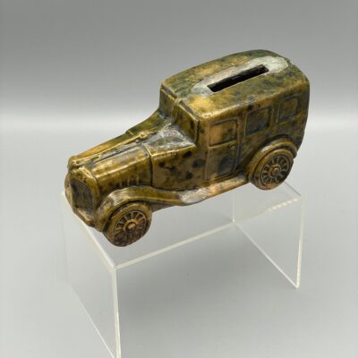 Automobil / Oldtimer in gelb-grün. Keramische Spardose aus den 1920er Jahren