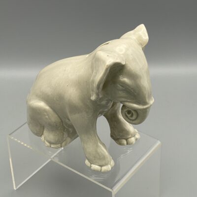 Sitzender Elefant mit gerolltem Rüssel, Keramik-Figur als Spardose, um 1930