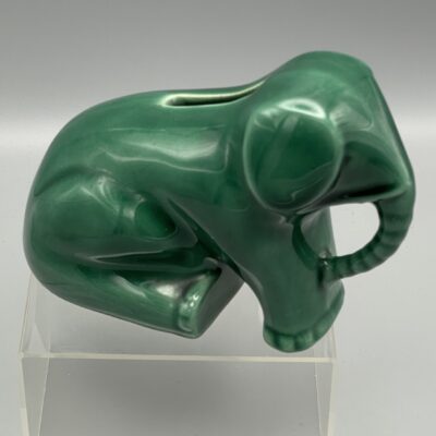 Elefant als Spardose - Art-Deco - Grüne, recht große Keramik aus Frankreich, 1930er Jahre