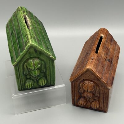 Hundehütte mit Hund - Duo aus uralten Keramik-Spardosen (Mielle-Mielle, Radonvilliers, Frankreich), um 1900