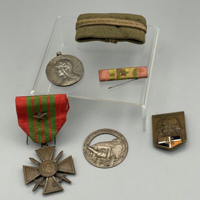 Zweiter Weltkrieg, Frankreich: Konvolut aus 7 Abzeichen, Spangen, Orden, Medaillen