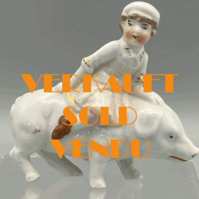 Junge mit Mütze reitet auf Schwein, Porzellan-Spardose um 1900, verm. Thüringen
