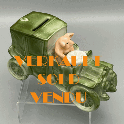 Glücks-Schwein am Steuer eines Automobils, seltene deutsche Porzellan Spardose, 1920er Jahre