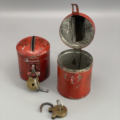 Konvolut: Zwei rote Blech-Spardosen mit Schloss & Schlüssel, um 1900