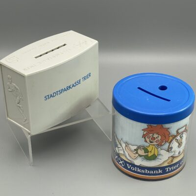 Sparkasse Trier, Volksbank Trier: Konvolut aus zwei Spardosen (Olympische Spiele 1972 und Pumuckl)