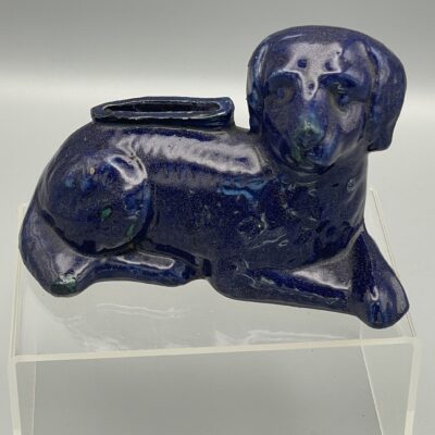 Liegender Hund, Retriever oder Labrador, herrliche blaue Glasur, sehr frühe Ausformung - Frankreich um 1880/90