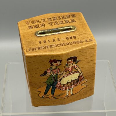 Volkshilfe und Terra - Volks- und Lebensversicherungs-AG, Spardose aus Holz um 1930, mit Schlüssel