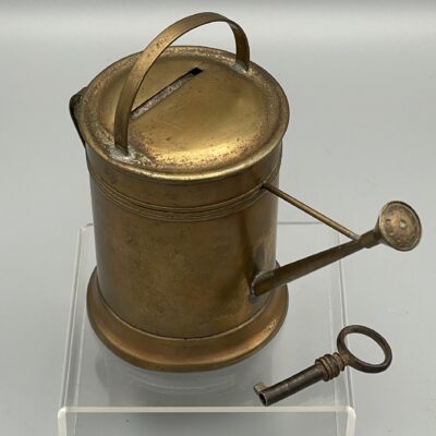 Seltene, antike Messing-Spardose in Form einer Gießkanne - Um 1870/80 - Komplett mit Original-Schlüssel