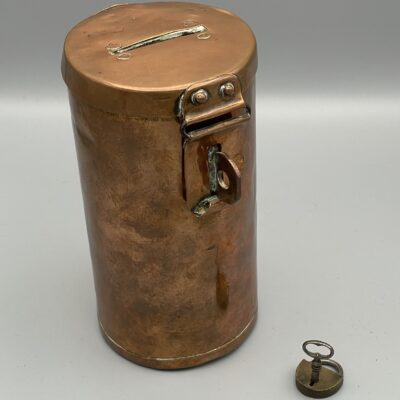 Antike Sammelbüchse, Spendendose aus Kupfer, komplett mit Schloss u. Schlüssel, Mitte 19. Jahrhundert