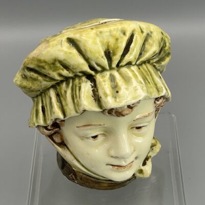 Mädchen mit Haube (I), keramische Spardose, glasiert. CSSR (Royal Dux), 1920er Jahre