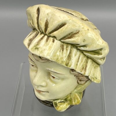 Mädchen mit Haube (II), keramische Spardose, glasiert. CSSR (Royal Dux), 1920er Jahre