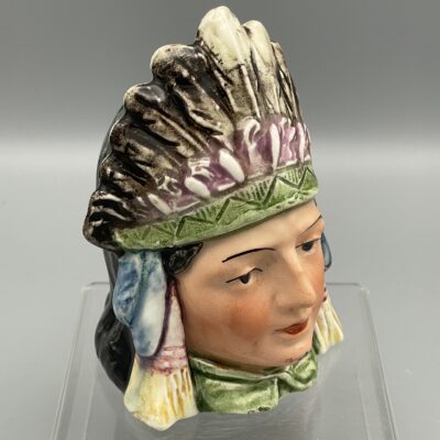 Junge Frau mit Federschmuck | Spardose aus Keramik, Majolika, um 1920