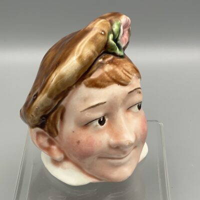 Junge trägt Baskenmütze mit Blume - Antike Spardose, um 1920 - Majolika, polychrom glasiert