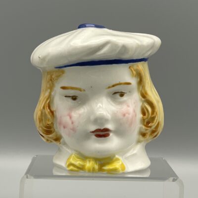 Blond gelockter Jüngling mit Matrosenmütze, Porzellanfigur als Spardose, um 1910/20