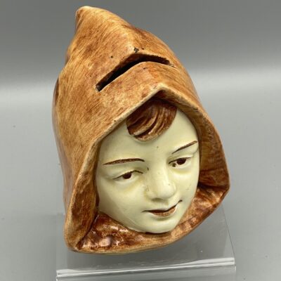 Kind mit Kapuze, Keramik-Spardose um 1920/30, CSSR (Royal Dux)