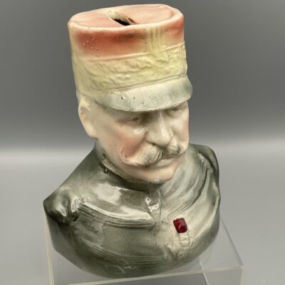 Maréchall Joseph Jofffre oder Maréchall Ferdinand Foch (?) - Antike Spardose, um 1916, Keramik-Büste