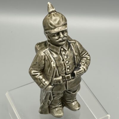 Deutscher Soldat mit Pickelhaube - Seltene, antike Porzellan-Figur als Spardose. Um 1900