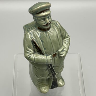 Infanterist mit Gewehr - Antike Spardose aus Porzellan - Um 1900