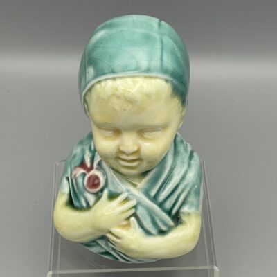 Mädchen hält Blumenstrauß - Antike Majolika Spardose, polychrom glasiert, um 1900