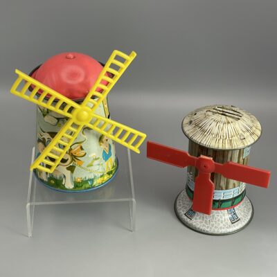 Zwei 1950/60er Jahre Blech-Spardosen als Windmühlen, eine defekt