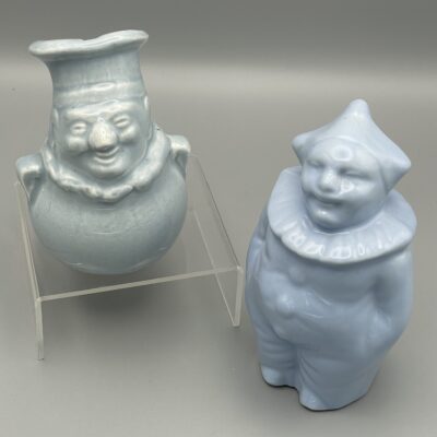 Koch im eigenen Kochtopf (um 1900) & Clown (um 1920) - Zwei antike Spardosen, glasierte Keramik, Frankreich