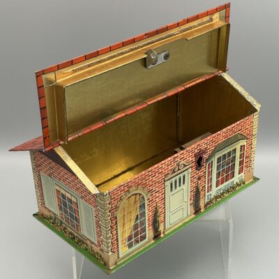 De Beukelaer's Fabrieken - Seltene Keksdose, Blechdose, Spardose aus Belgien. Ohne Schlüssel. Um 1930.