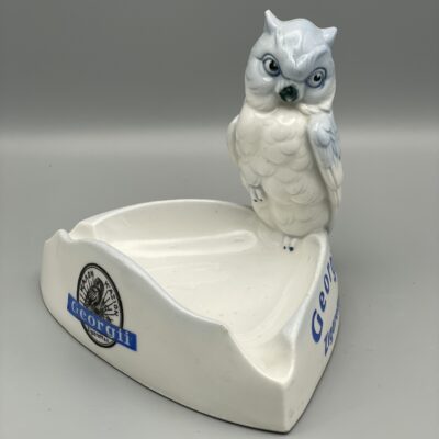 Georgii Zigaretten, figürlicher Porzellanascher mit Eule, um 1920