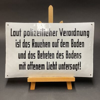 "Laut polizeilicher Verordnung ..." | Fett emailliertes Hinweisschild, um 1920. Sehr guter Zustand!