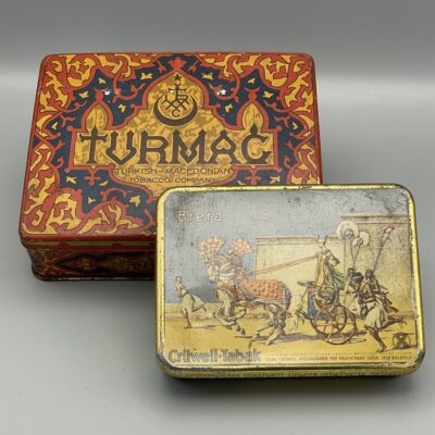 TURMAC & CRÜWELL - Zwei alte Blechdosen, Zigaretten, Tabak