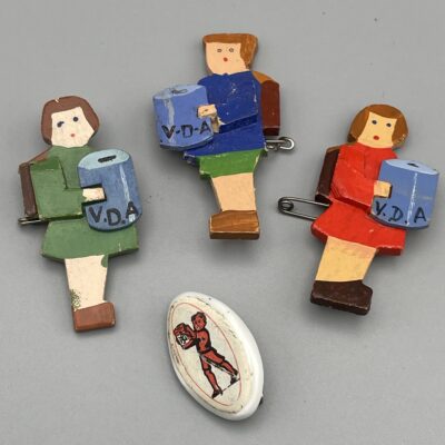 VDA und NSV, Konvolut aus 4 Spangen, Winterhilfswerk, Erzgebirge, Holz, Porzellan, 1930er Jahre