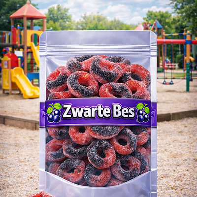 Park Lane zure zwarte ringen, rood-zwarte snoepringen met zwarte bes smaak, gesuikerde tweekleurige blackcurrant ringen van Park Lane, zuur snoepgoed